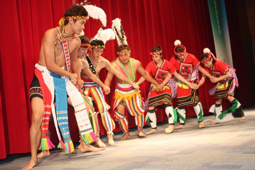 A welcoming ceremony performed by Amis tribal dancers.