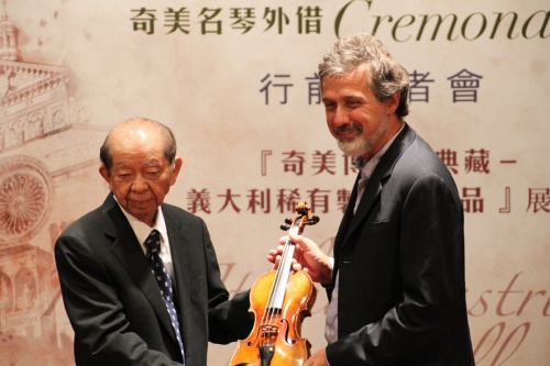 Wen-Long Hsu presents a violin to Carlo Chiesa.